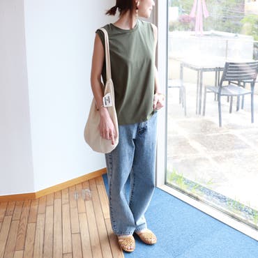 シンプルなカジュアルコーデながらも
今っぽい、こなれ感ある着こなしに。