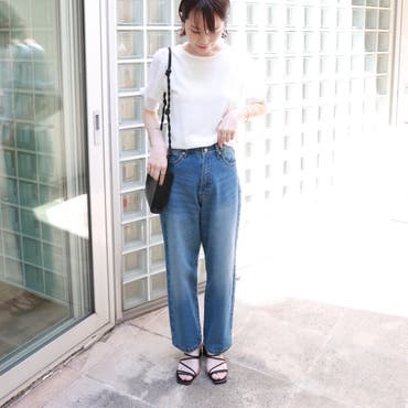 袖シフォンで女性らしさもある、
オトナ女子の
シンプルカジュアルコーデ。