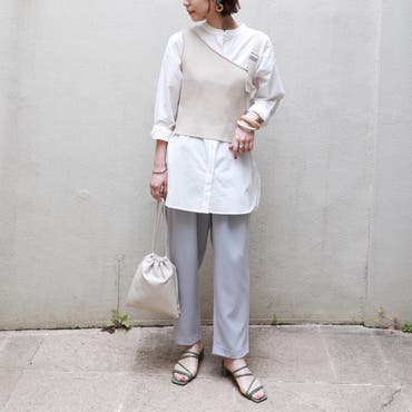 春夏トレンドのビスチェを
組み合わせた、
淡色レイヤードスタイル。
