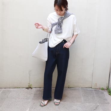 定番のTシャツ×デニム。
シャツを巻いて、
こなれ感のある大人カジュアルコーデに。