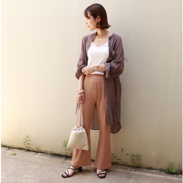 トレンドの
シアーシャツを合わせて、
ナチュラル&抜け感のある印象に。