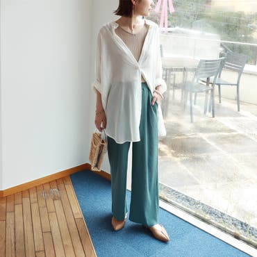 トレンドのシアーシャツと
カラーパンツが夏映える、
大人のキレイめカジュアルコーデ。