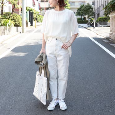 オールホワイトコーデで
爽やかな印象に。