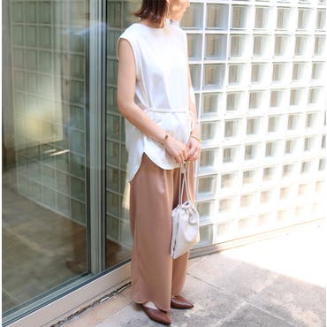 夏のシンプルコーデ。
サテンパンツで、
トレンドライクな着こなしに。