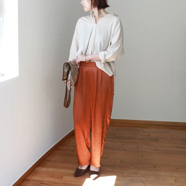 サテンパンツで
こなれ感ある先取り秋コーデ。
