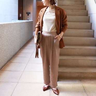 サテンパンツ×ジャケットで
ワンランク上の秋コーデ。