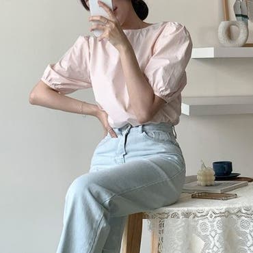 バックリボンのデザインがお洒落なブラウス。リボン部分でシルエット調整可能。人気のボリューム袖になっており、前からも見てもお洒落♪カジュアルなデニム合わせや、キレイ目なスカートなど、お好きなスタイリングをお楽しみ頂けます。


