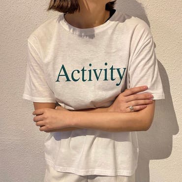 白いボトムスと合わせてオールホワイトコーデ。