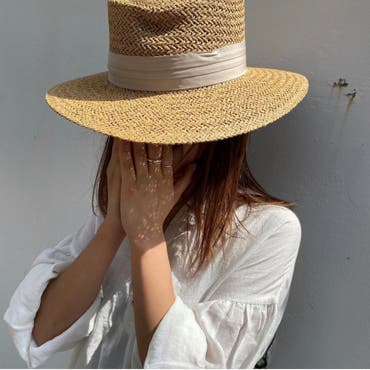 コーデのワンポイントにも、日よけにも。