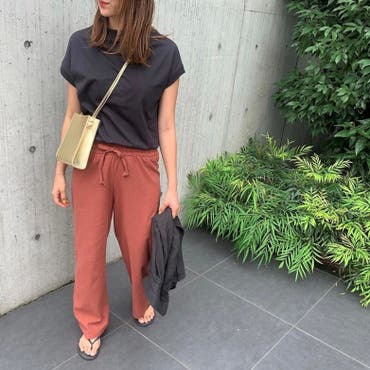 テラコッタカラーは大人のリラックスカジュアルに合わせるにはもってこい！